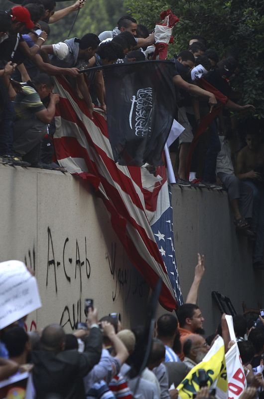 Las protestas contra EE.UU. por un vídeo que ofende a Mahoma se iniciaron en El Cairo, donde los manifestantes arrancaron la bandera de la embajada