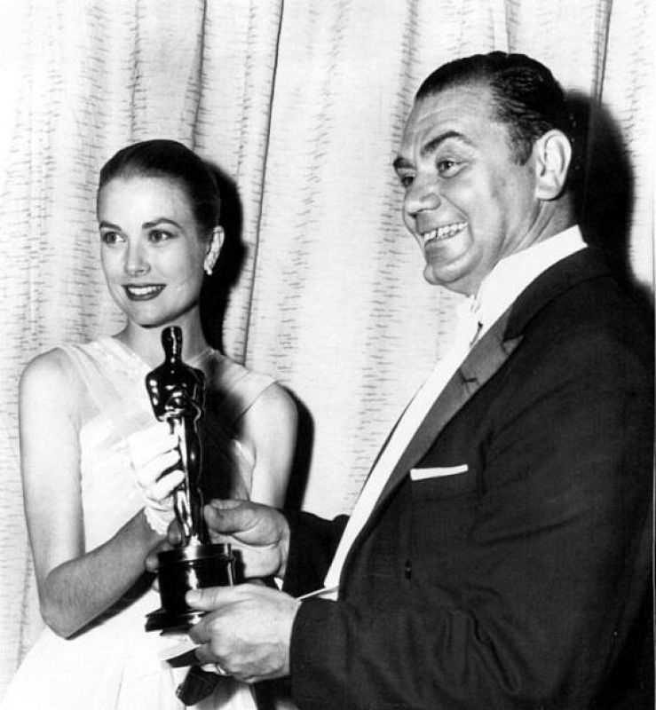 Grace Kelly entrega el Oscar a Ernest Borgnine en la gala de los Oscar de 1956