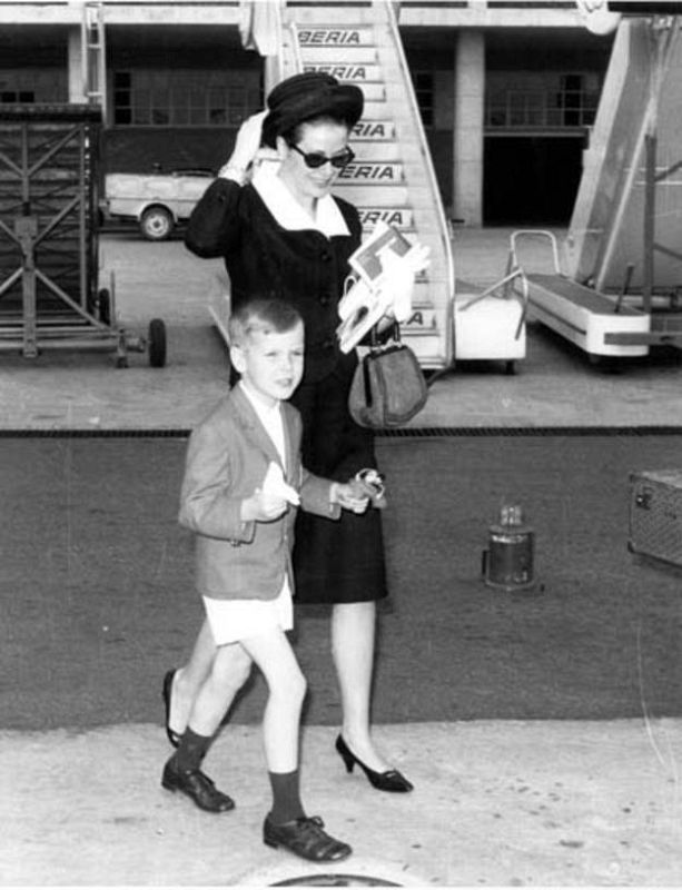 Grace Kelly y su hijo Alberto en el aeropuert de Madrid-Barajas en el año 1964