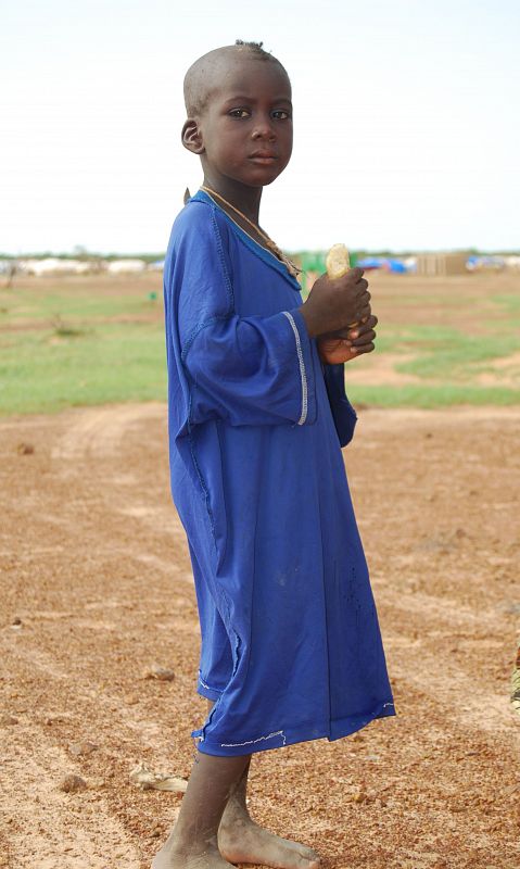 Asiendo un trozo de pan posa este pequeño, que también vive en el campo de refugiados de Ferrerio.