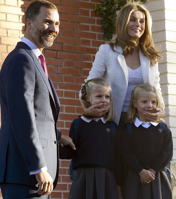 Don Felipe y Doña Letizia acompañan a sus hijas al colegio Santa María de los Rosales de Madrid en el primer día del curso escolar 2012-2013