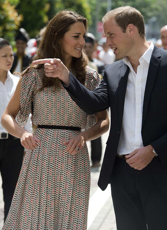 Vestido con estampado retro de Raoul y zapatos nude de L.K. Benett.
