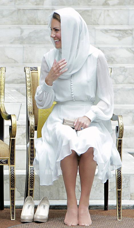 Los duques de Cambridge se encuentran de visita por los países del sudeste asiático. En este viaje están sorprendiendo los looks de Kate Middleton, todos ellos inspirados en la moda local, vestidos de corte bajo el pecho, con estampados florales y fa