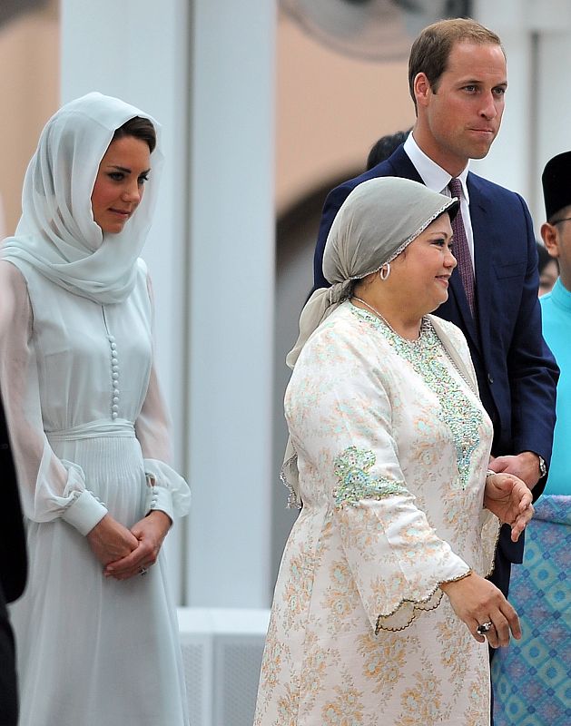 Los duques de Cambridge se encuentran de visita por los países del sudeste asiático. En este viaje están sorprendiendo los looks de Kate Middleton, todos ellos inspirados en la moda local, vestidos de corte bajo el pecho, con estampados florales y f