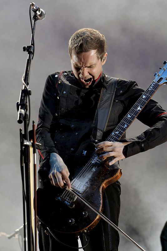 El cantante y guitarrista Jón ?ór Birgisson, del grupo islandés Sigur Ros, durante su actuación, esta noche, en la primera jornada del Festival DCode, que se celebra en la Universidad Complutense de Madrid.