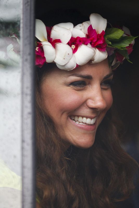 Kate, con una corona de flores típica de las Islas Salomón
