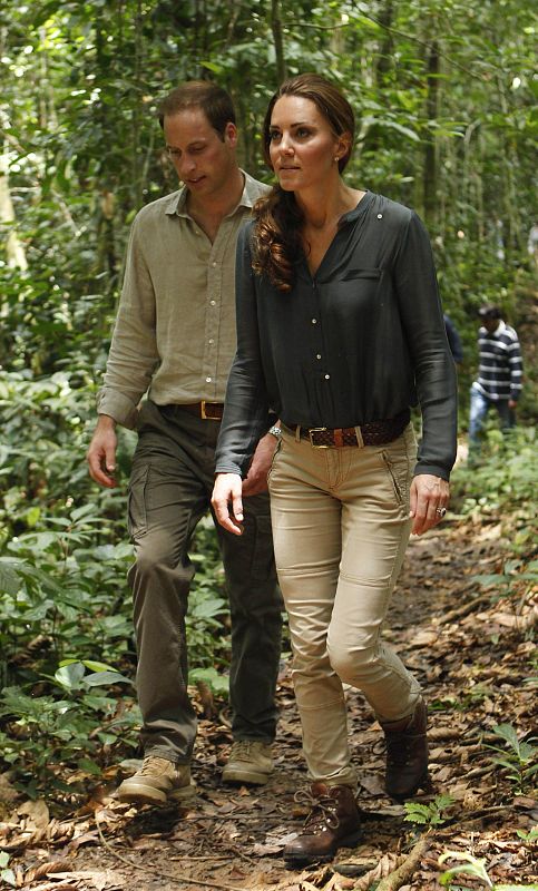 La pareja también visitó la selva de Borneo. En esta ocasión Kate apostó por un look cómodo a la par que chic, compuesto por un pantalón beige, cinturón marrón y una camisa en color verde perteneciente a la colección 2010 de Zara.