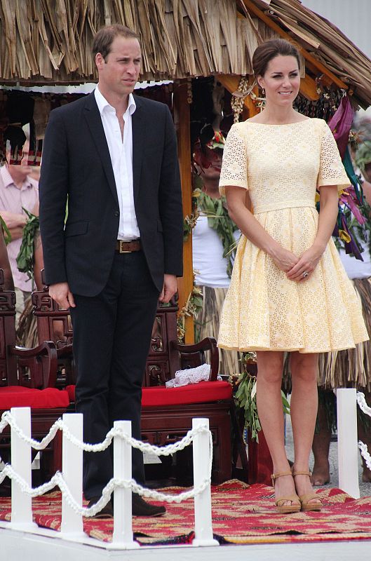 Kate ha elegido un vestido de una firma independiente en color amarillo, aunque en un tono mucho menos llamativo que el Jaeger que lució días antes en Honiara