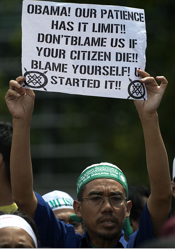 Un manifestante malayo muestra un cartel durante la manifestación