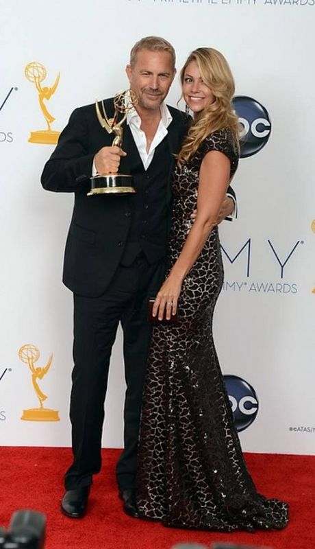 Kevin Costner ha ganado el premio como mejor actor por la serie Game Change. En la fotografía posa con su esposa Christina Baumgartner.