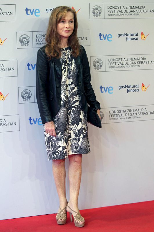 La actriz Isabelle Huppert, una de las protagonistas de "As linhas de torres", con vestido con estampado floral y chaqueta de cuero.