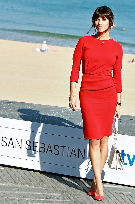 Maribel Verdú ha presentado su nueva película, "Blancanieves", con este ceñidísimo vestido rojo.