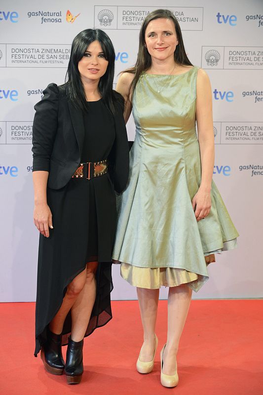 La actriz Anna Fischer y la directora Barbara Albert apostaron por los cortes asimétricos para el estreno de su película "The Dead and the Living".