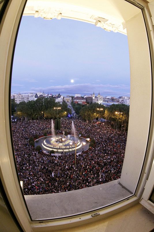 MÁS DE MIL PERSONAS SE CONCENTRAN FRENTE AL CONGRESO DE LOS DIPUTADOS