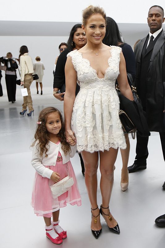 Jennifer y la pequeña Emme, a su llegada al desfile de Chanel.