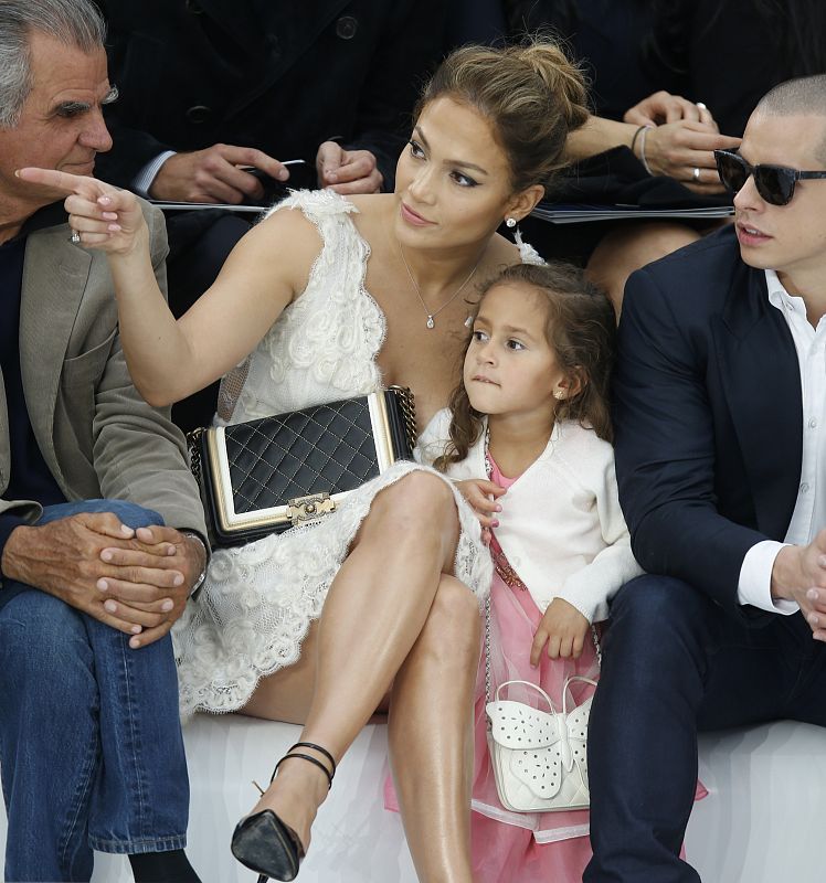 Jennifer López y su hija Emme, en la presentación de la colección primavera-verano 2013 de la firma Chanel en París.