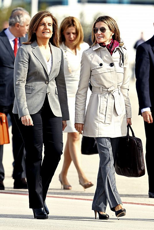 La princesa Letizia, acompañada de la ministra de Empleo, Fátima Báñez, durante la despedida con honores que se ha brindado a los príncipes de Asturias en el aeropuerto de Barajas antes de iniciar su viaje de tres días por Panamá y Ecuador. Doña Leti