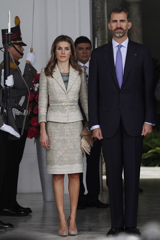 La Princesa ha elegido un conjunto de uno de sus diseñadores de confianza, Felipe Varela. Letizia ya lo había lucido anteriormente, en el día de las Fuerzas armadas y en su viaje oficial a Estados Unidos.