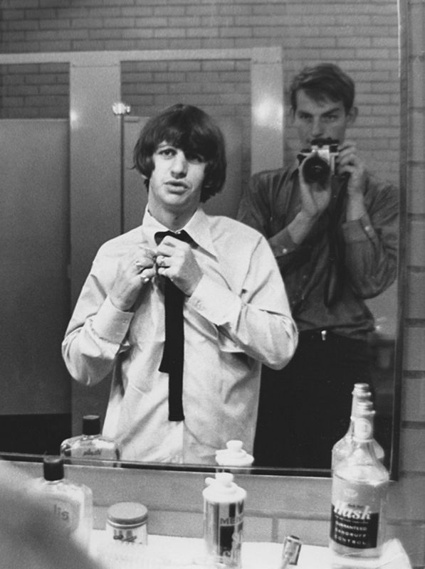 Ringo Starr, retocando su corbata antes de un concierto en el Shea Stadium. La imagen fue tomada en 1965