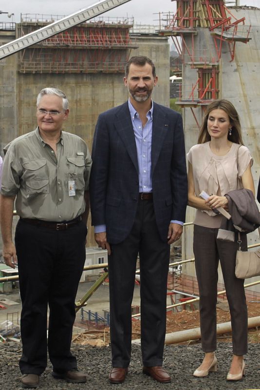 En su visita al canal de Panamá, Letizia eligió un loon más cómodo, con un camiseta de gasa con detalle en capas y zapato con poco tacón.