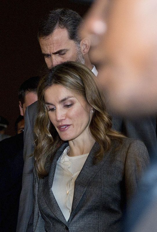 Letizia ha lucido un traje chaqueta-pantalón en gris y una ha peinado su melena con ondas de agua.