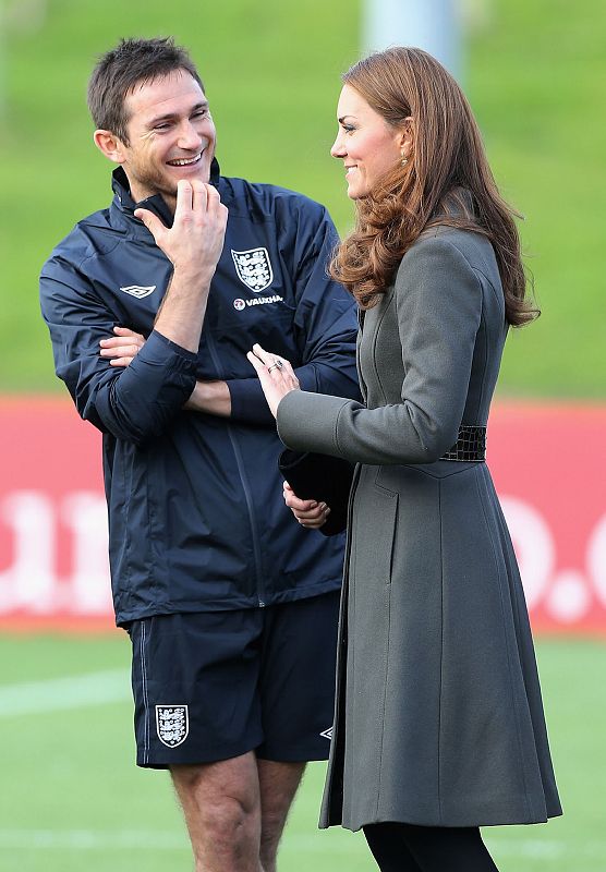 El futbolista Frank Lampard charla amigablemente con la duquesa en uno de los campos del centro de alto rendimiento de St George's Park.