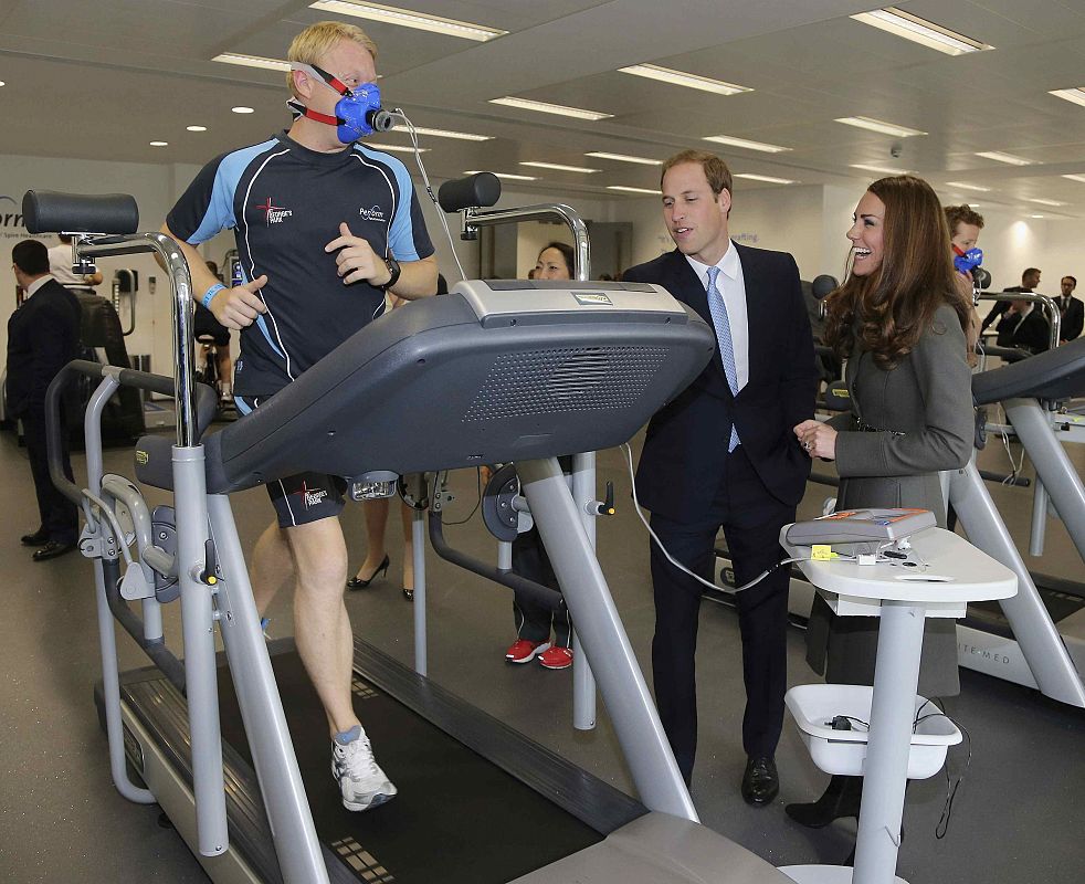 Poniendo a prueba a unos de los atletas que se preparaba en el gimnasio del centro de alto rendimiento de St George's Park.