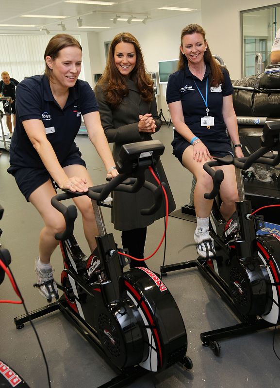 Kate, animando a dos jóvenes que se preparan en el gimnasio del centro de alto rendimiento.