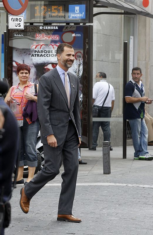 El príncipe Felipe se dirige andando a la mesa de cuestación presidida por doña Letizia.
