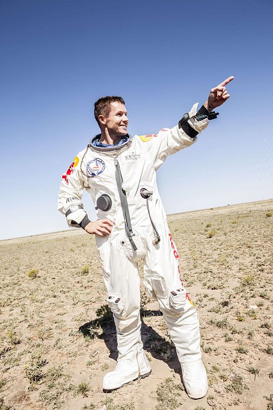 Baumgartner, con su traje presurizado, posa tras cumplir con éxito la misión del salto estratosférico enmedio del desierto estadounidense, en Roswell, Nuevo México.