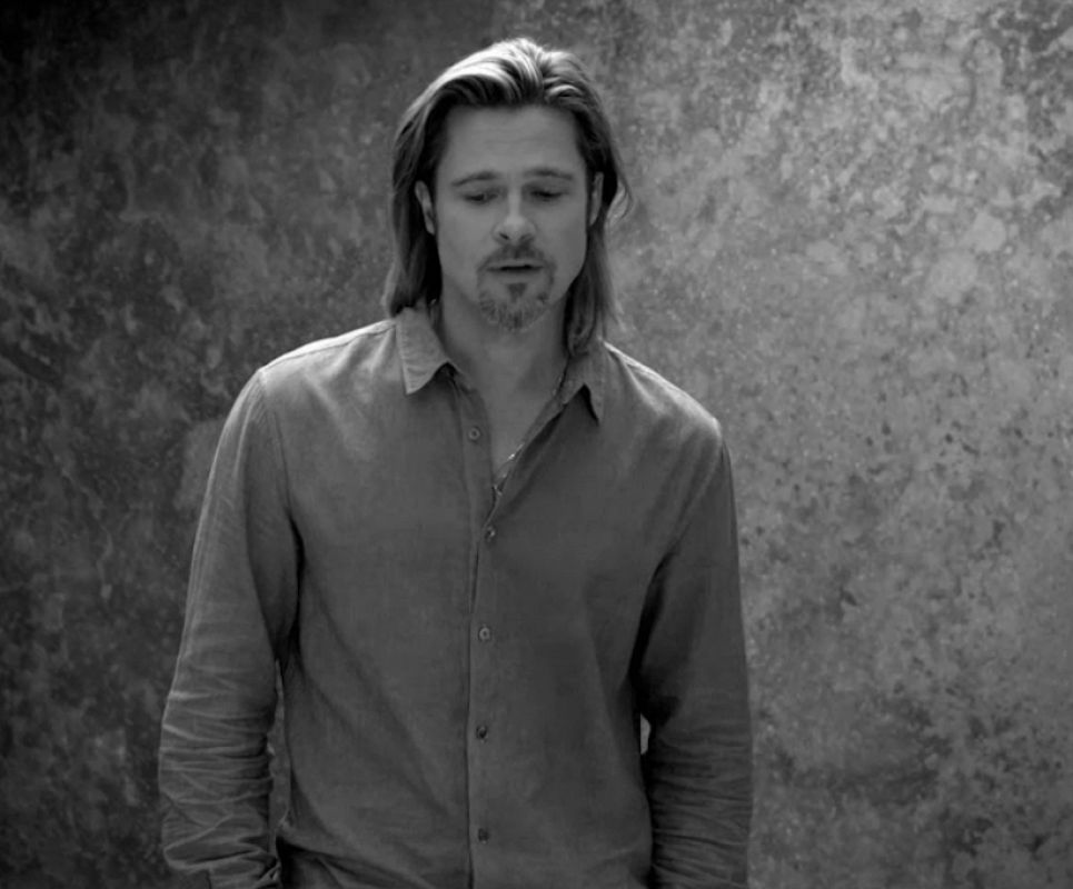 El actor se ha tomado muy en serio la interpretación de las poéticas palabras que dedica al perfume de Coco Chanel: su voz suena más cautivadora que nunca y su juego de miradas es irresistible