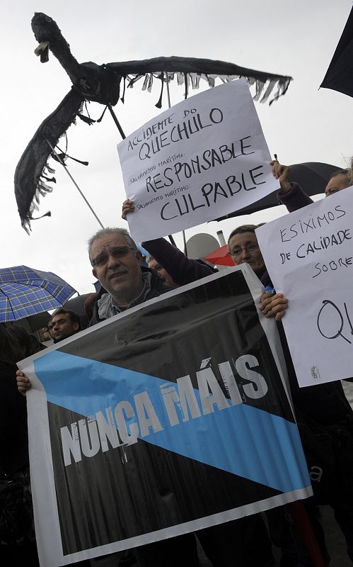 Los manifestantes piden que sean imputados altos cargos del Gobierno de Aznar