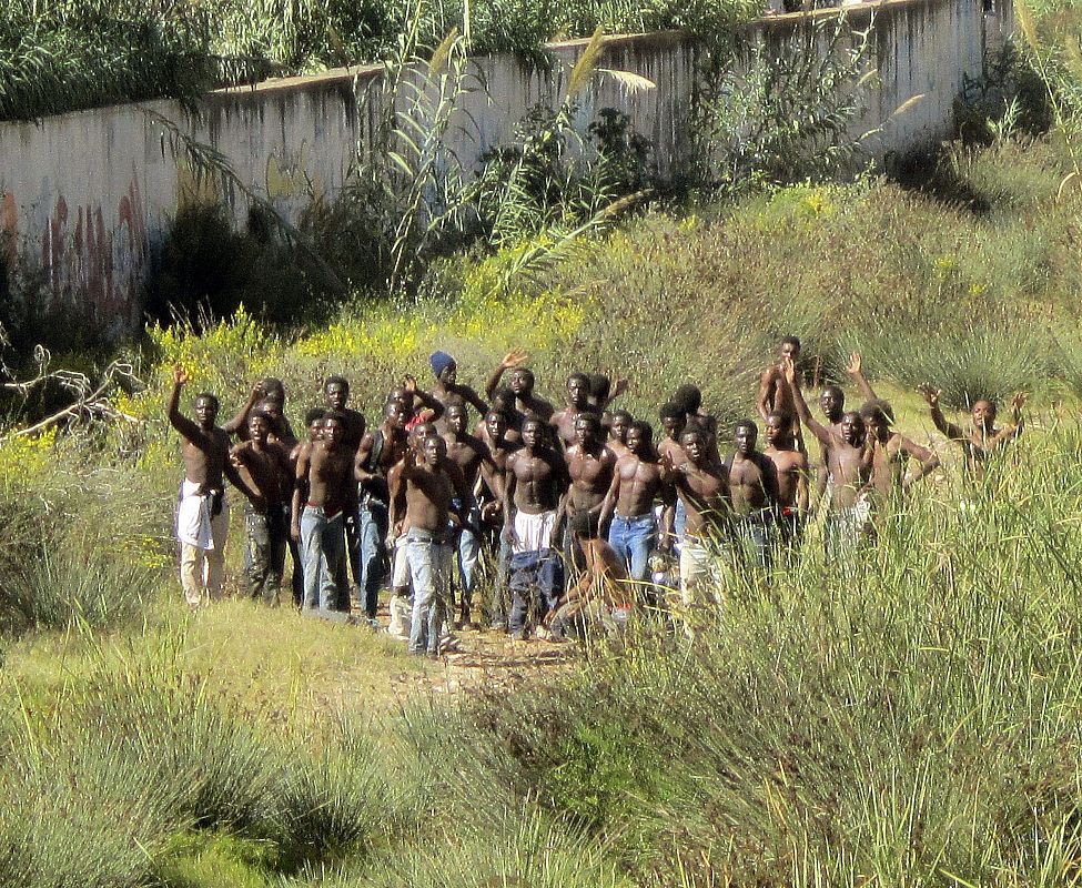 DECENAS DE INMIGRANTES ENTRAN A MELILLA TRAS SALTAR LA VALLA POR SEGUNDO DÍA