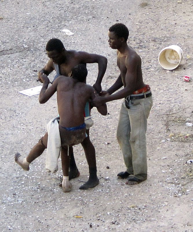 DECENAS DE INMIGRANTES ENTRAN A MELILLA TRAS SALTAR LA VALLA POR SEGUNDO DÍA