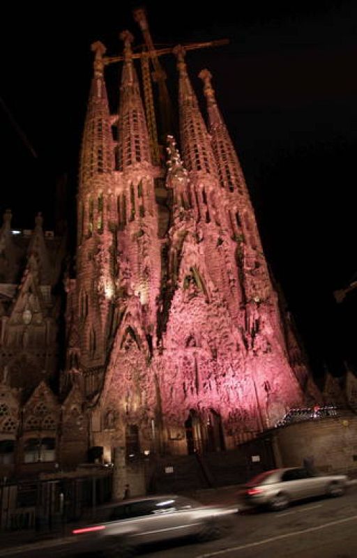 LA SAGRADA FAMILIA SE ILUMINA DE ROSA EN EL DÍA DEL CÁNCER DE MAMA