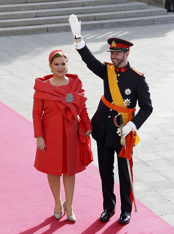 El duque de Luxemburgo llega acompañado de su madre.