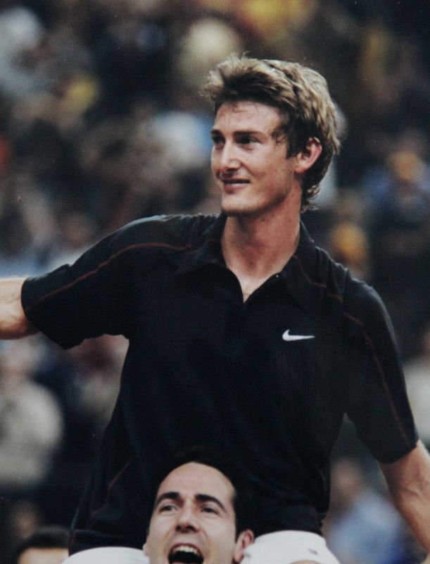 Juan Carlos Ferrero y España acaban de conquistar la Copa Davis y el actual capitán Álex Corretja lo sostiene a hombros.