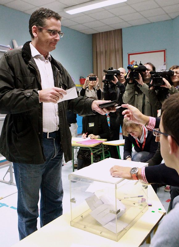 El candidato a lehendakari por el PP, Antonio Basagoiti, en el momento de votar en las elecciones vascas