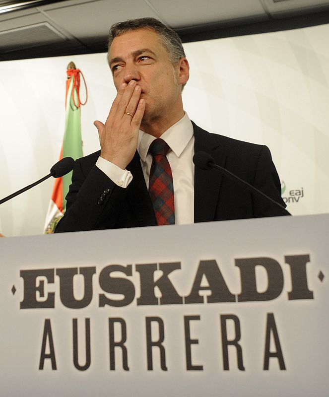 Urkullu celebra los resultados del PNV y lanza un beso