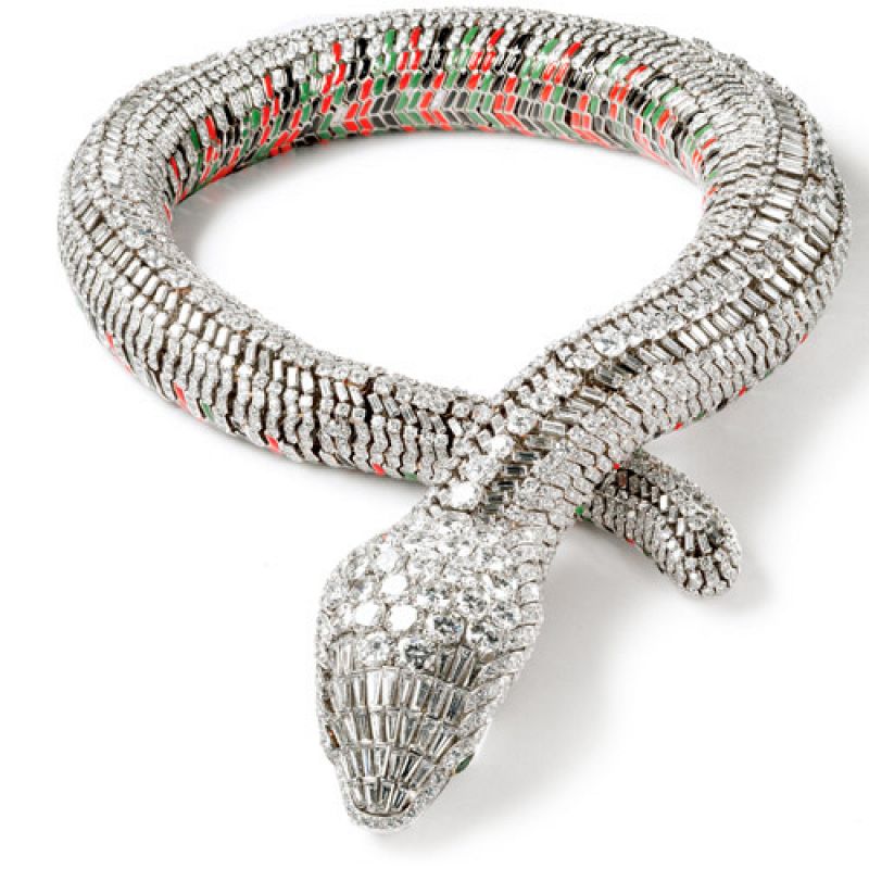 Collar serpiente de Cartier. Pedido especial  de 1968 encargado por María Félix. Es de Platino, oro blanco y amarillo, diamantes de un peso total de 178,21 quilates, esmeraldas y esmalte.