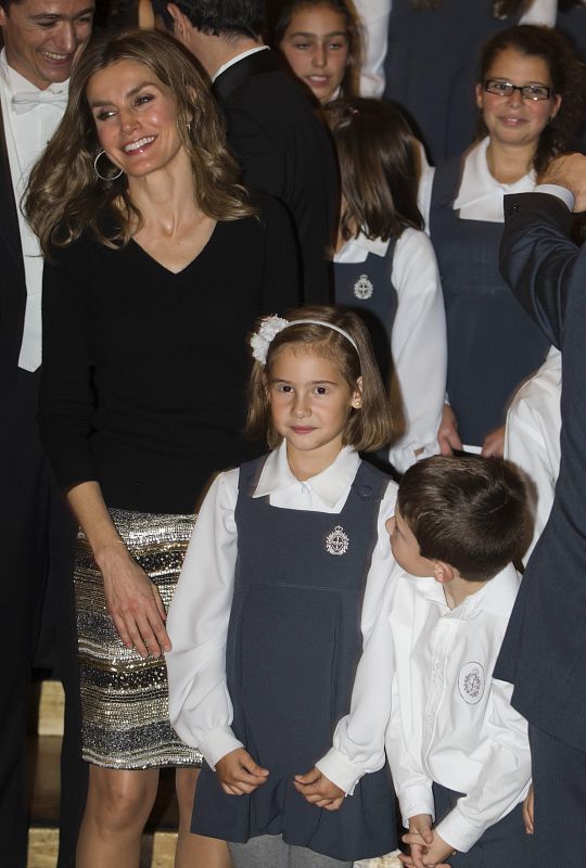 Letizia ha lucido una falda de lentejuelas de Felipe Varela y jersey de punto negro.