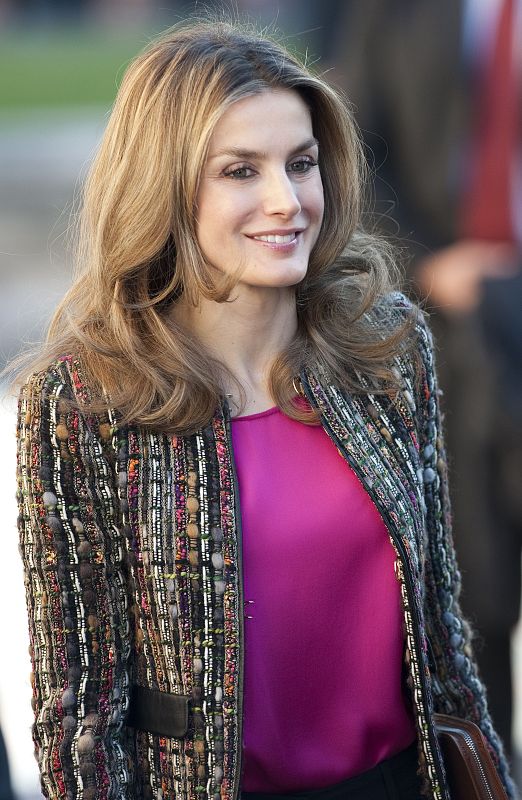 La princesa Letizia, a su llegada a Oviedo con una favorecedora blusa fucsia.