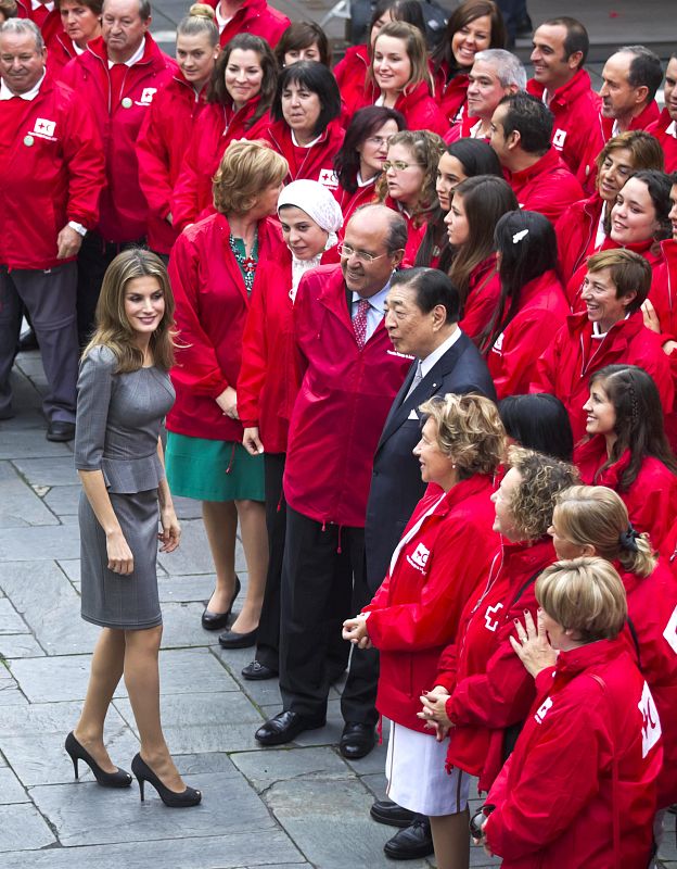 La princesa Letizia conversa con el presidente de la Federación Internacional de Sociedades de la Cruz Roja,