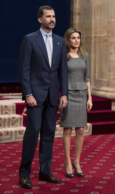 Doña Letizia ha combinado su vestido con zapatos tipo peep-toes en color negro de la firma Magrit