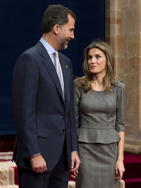 La princesa ha elegido para la ocasión un vestido gris de crépe con peplum de uno de sus diseñadores de confianza, Felipe Varela.