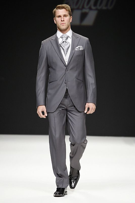 El vestido y los complementos de la novia cuestan una media de 2.500 euros y el atuendo del novio ronda los 700.