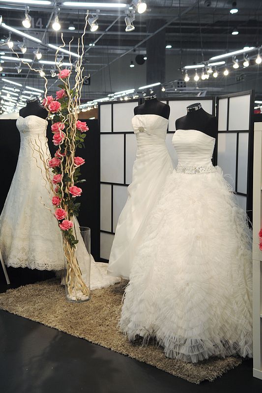 La moda es uno de los apartados que más llaman la atención. Empresas líderes como Pronovias, Rosa Clará o Carlo Pignatelli hacen desfiles con sus colecciones para la próxima temporada