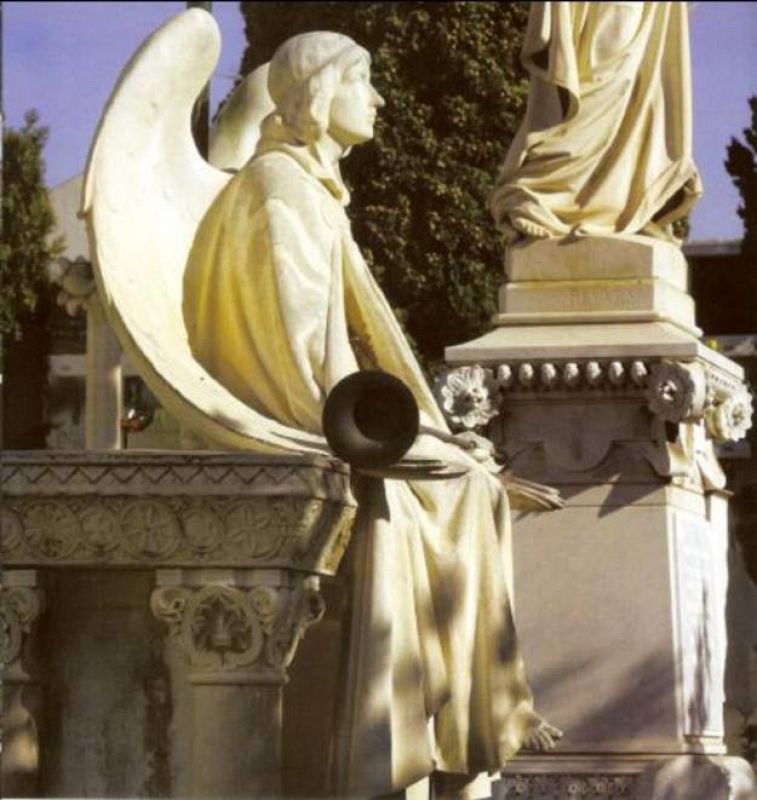 Una de las estatuas del cementerio de Sitges