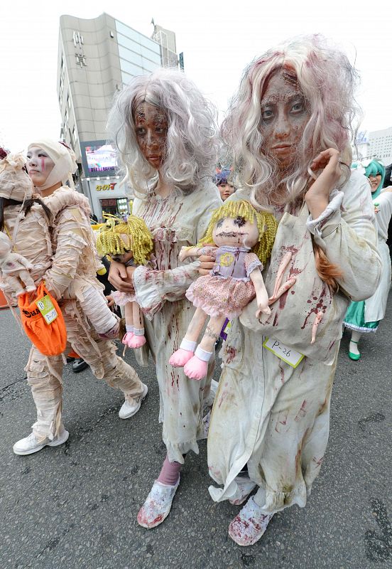 Pelos revueltos, ropa manchada de sangre y un inquietante peluche, el complemento necesario para zombis terroríficos.