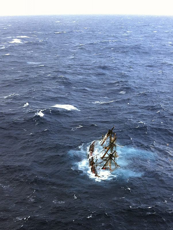 Fotografía cedida por la Guardia Costera estadounidense que muestra al buque británico "Bounty", de 55 metros de eslora, sumergido en el Océano Atlántico